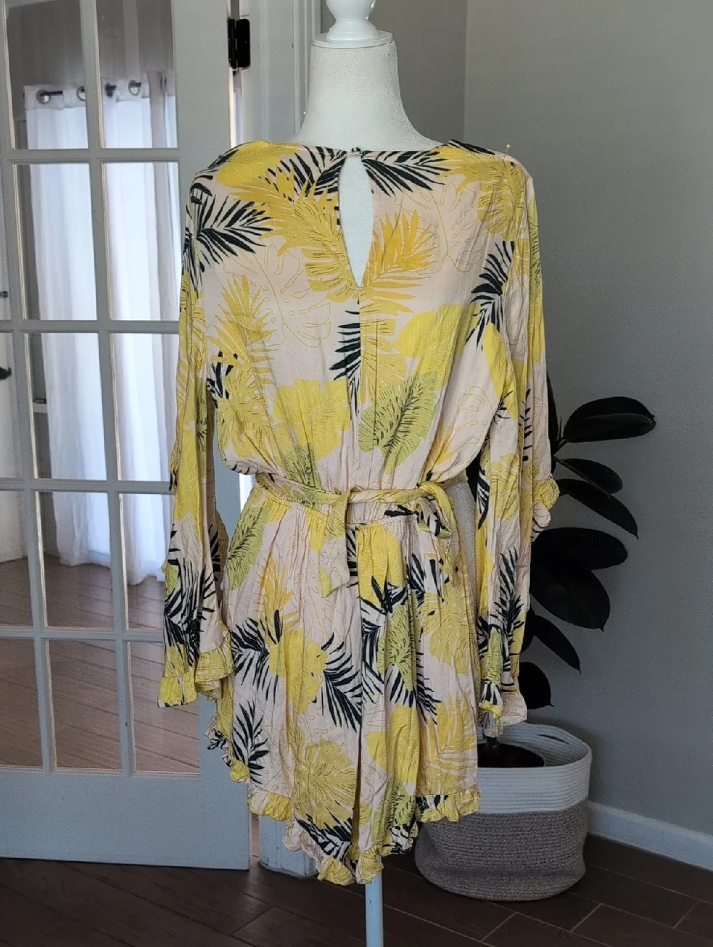 NWT Dress Forum Pink and Yellow Tropical Print Romper Size Medium - Picture 9 of 9